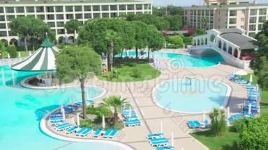 带酒店综合体的热带奇妙游泳池。 录像。 阳光明媚的一天，在昂贵的豪华酒店的游泳池